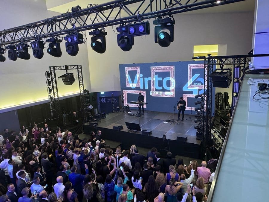 Escenario e iluminación en evento de Virto Group
